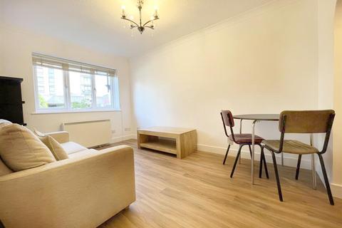 1 bedroom apartment to rent, Queens Court, Bridge Street