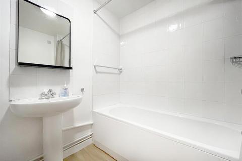 1 bedroom apartment to rent, Queens Court, Bridge Street