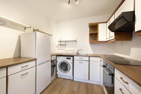1 bedroom apartment to rent, Queens Court, Bridge Street