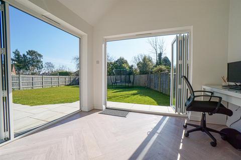 19 Manor Close, Icklesham, Winchelsea, TN36 4BT