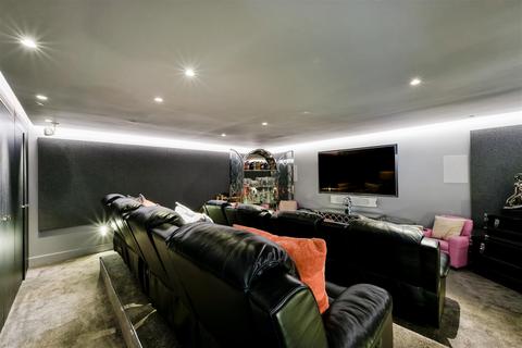 5 bedroom detached house for sale, Kenmore Close, Epsom