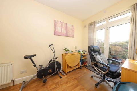 4 bedroom semi-detached house for sale, Harrow, Greater London HA2