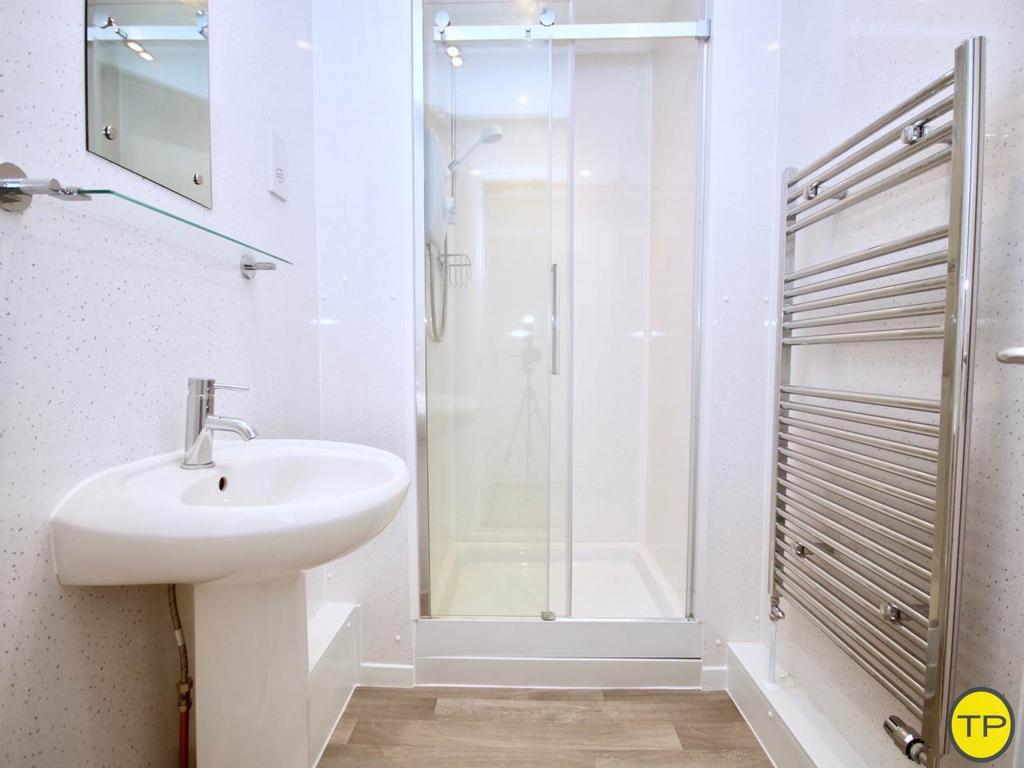 Shower room first fl