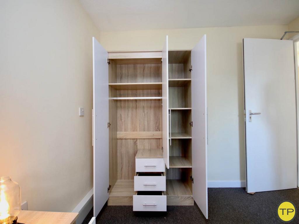 Bedroom 6 storage 1