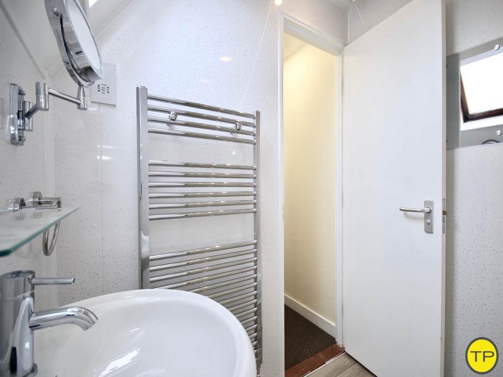 Shower room 3rd floo