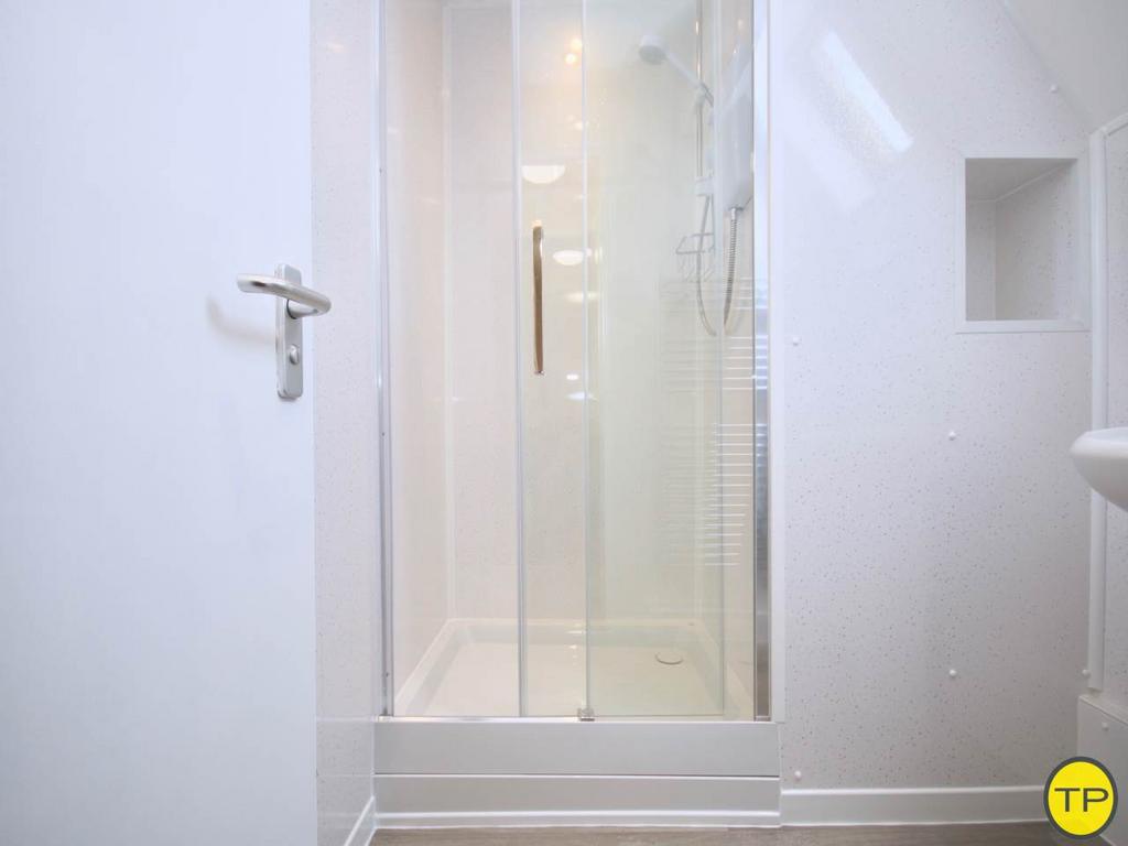 Shower room 3rd floo