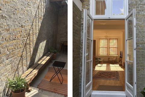 undefined, Senrab Street, Stepney, London, E1