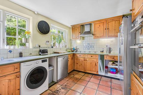 8 High Road, Essendon, Hatfield, AL9 6HW