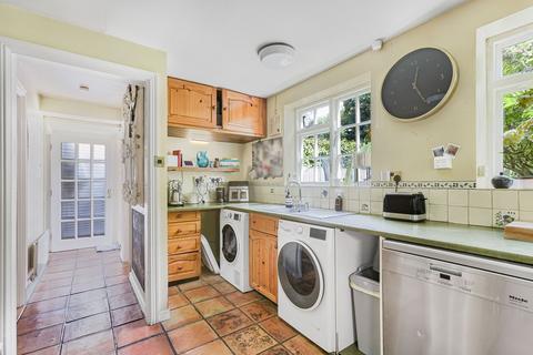 8 High Road, Essendon, Hatfield, AL9 6HW