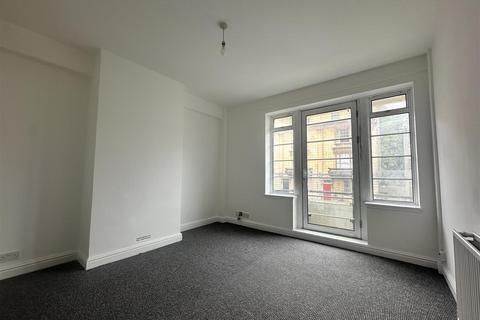 2 bedroom flat to rent, Queens Road, Clifton