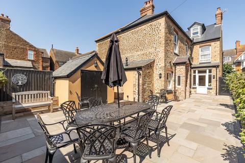 undefined, Chain-Free Home with Four En-Suite Bedrooms - Close to the Seafront - in Hunstanton