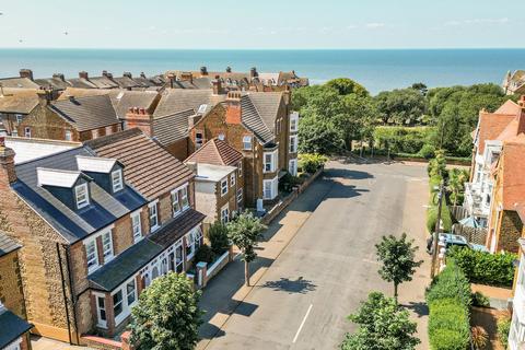 undefined, Chain-Free Home with Four En-Suite Bedrooms - Close to the Seafront - in Hunstanton