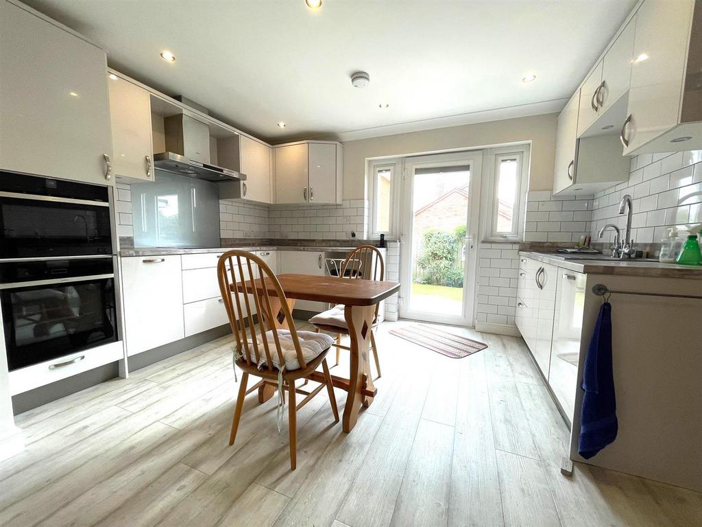 Kitchen 2.jpg