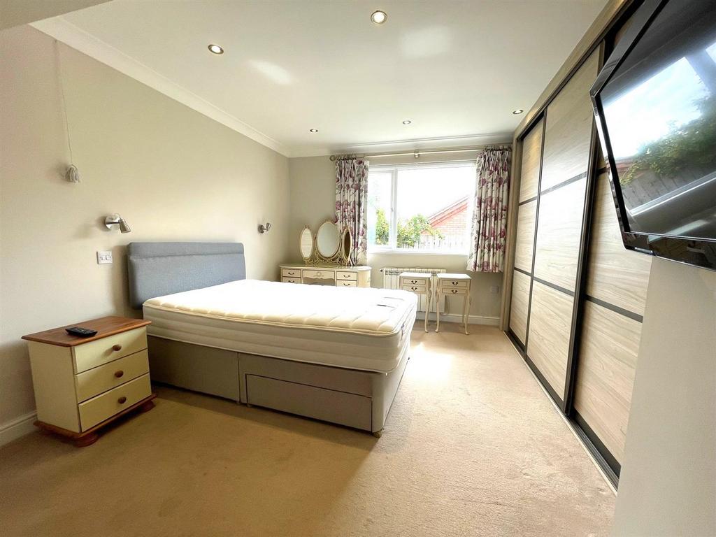 Bedroom 1.jpg