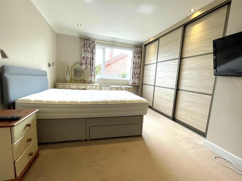 Bedroom 1 (2).jpg