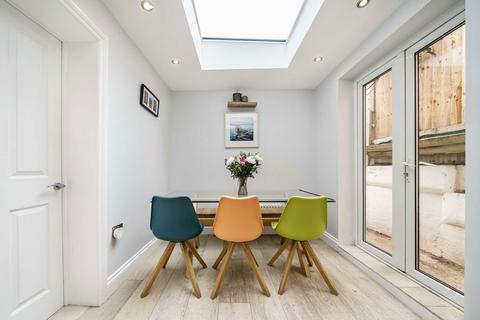 2 bedroom flat for sale, Knollys Road, London SW16