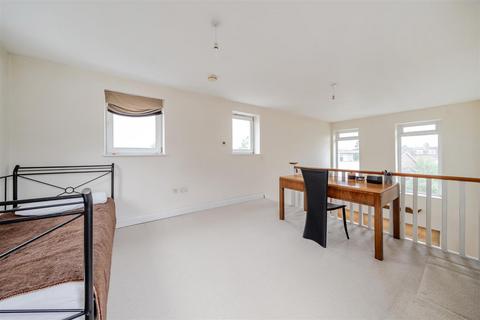 5 Rivett Drake Close, Guildford, GU2 9LF