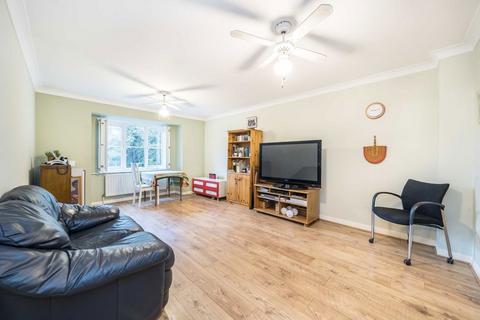 2 bedroom flat for sale, Arborfield Close, London SW2