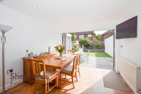 32 Winton Drive, Cheshunt, Waltham Cross, EN8 9JP