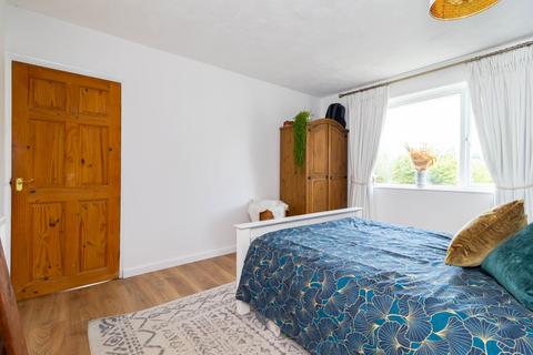 10 Addison Close, Caterham, CR3 5LX