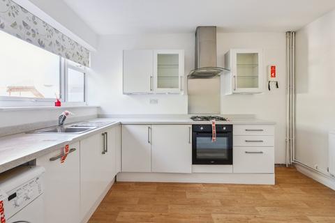 2 bedroom maisonette for sale, Broomfield Court, Weybridge, Surrey, KT13