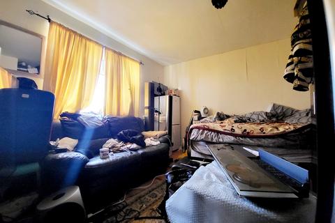 2 bedroom flat for sale, Faversham Court, Faversham Road, London, SE6 4XG