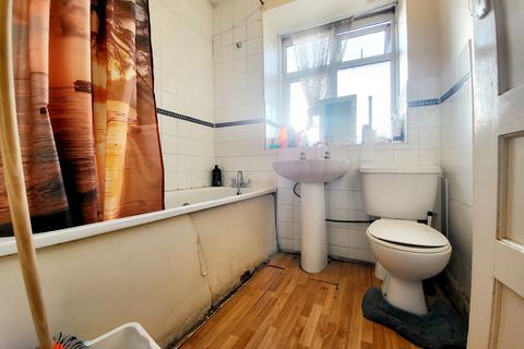2 bedroom flat for sale, Faversham Court, Faversham Road, London, SE6 4XG