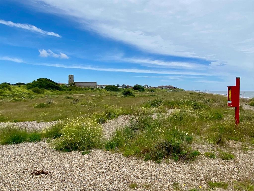 PAKEFIELD BEACH 1 MIN WALK (1).jpg