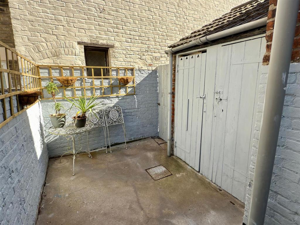 GARDEN AND OUTBUILDING.jpg