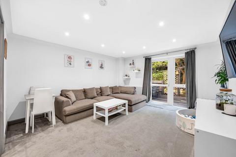 2 bedroom apartment for sale, Bordeston Court,The Ham, Brentford