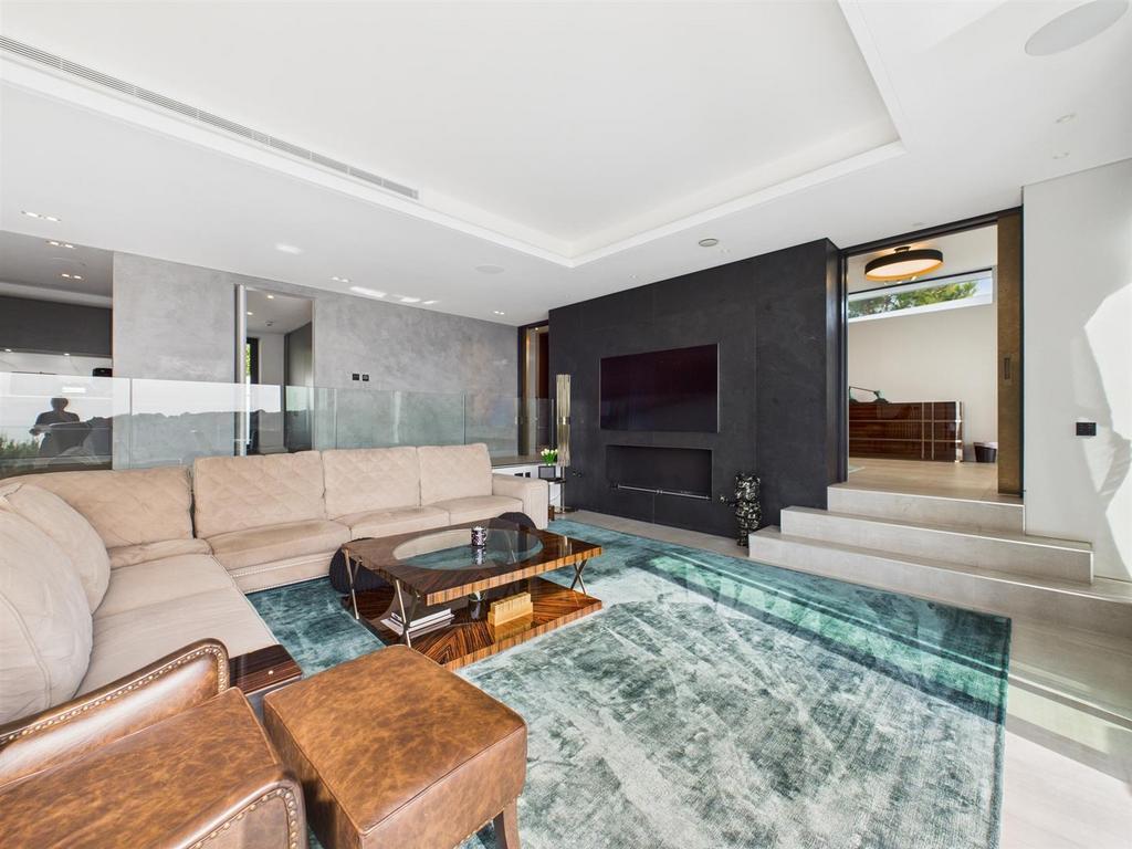 CAM04099 G0-PR0163-STILL022.jpg