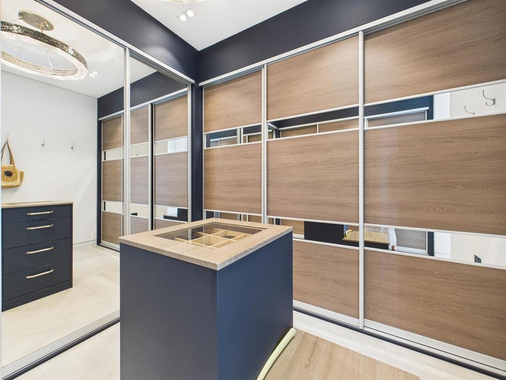 CAM04099 G0-PR0163-STILL029.jpg