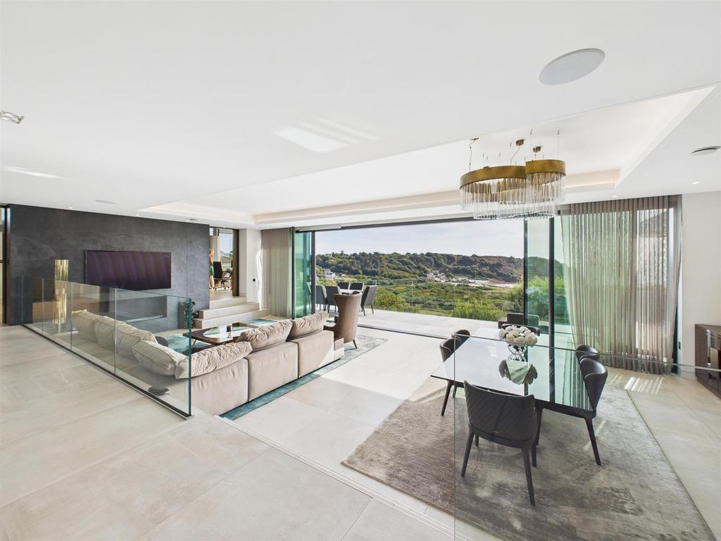 CAM04099 G0-PR0163-STILL032.jpg