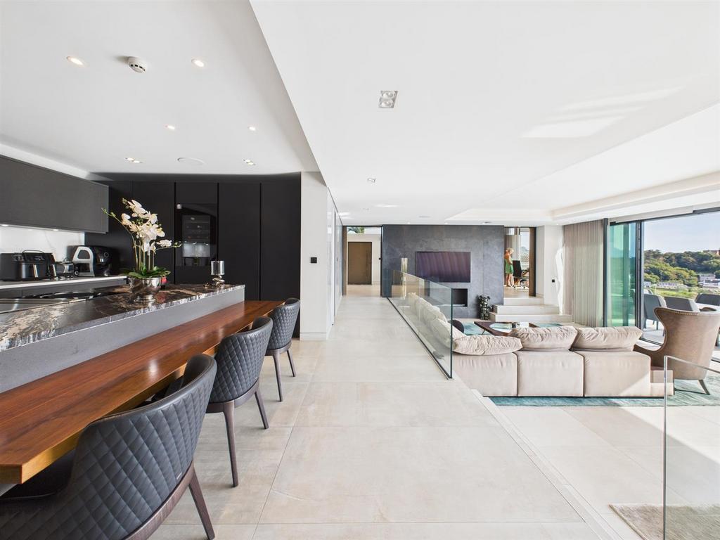 CAM04099 G0-PR0163-STILL031.jpg