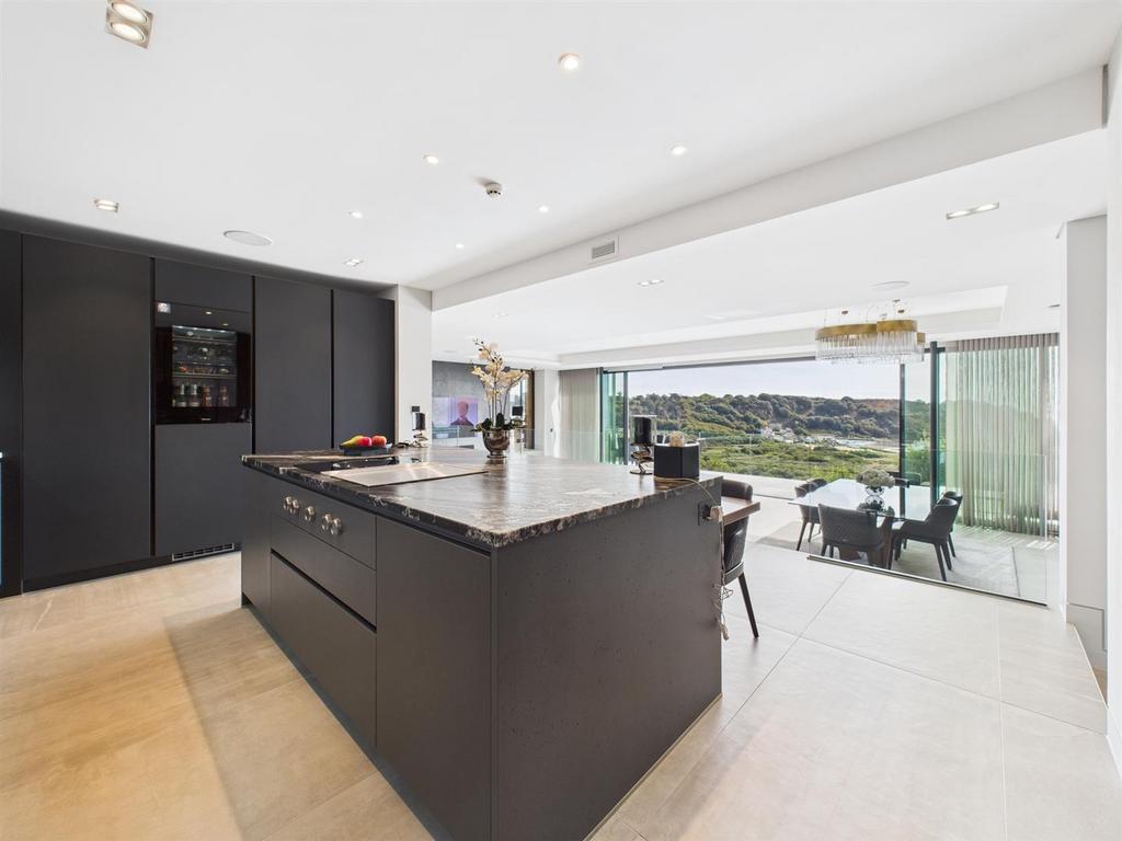 CAM04099 G0-PR0163-STILL021.jpg