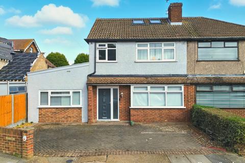 7 Gleneagles Close, Romford, RM3 0RU