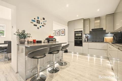 7 Gleneagles Close, Romford, RM3 0RU