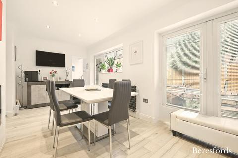 7 Gleneagles Close, Romford, RM3 0RU