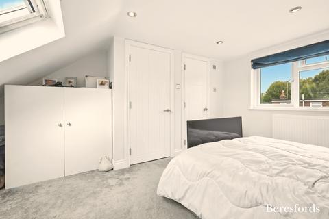 7 Gleneagles Close, Romford, RM3 0RU