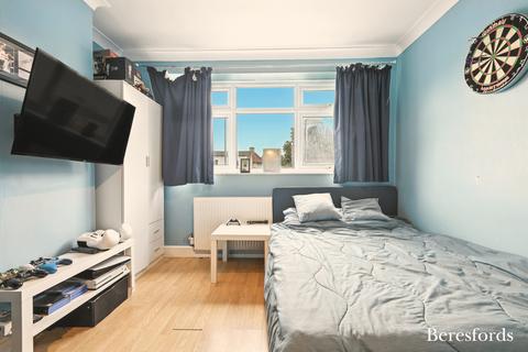 7 Gleneagles Close, Romford, RM3 0RU
