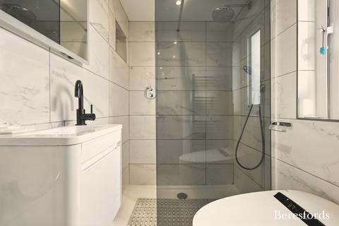 7 Gleneagles Close, Romford, RM3 0RU