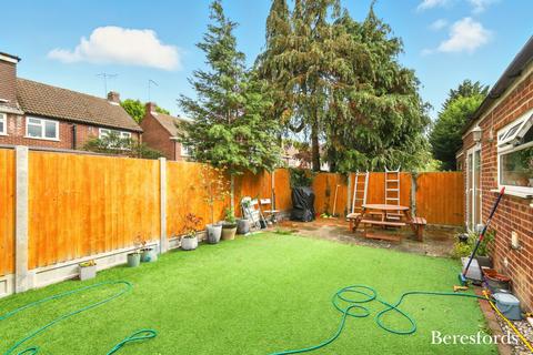 7 Gleneagles Close, Romford, RM3 0RU