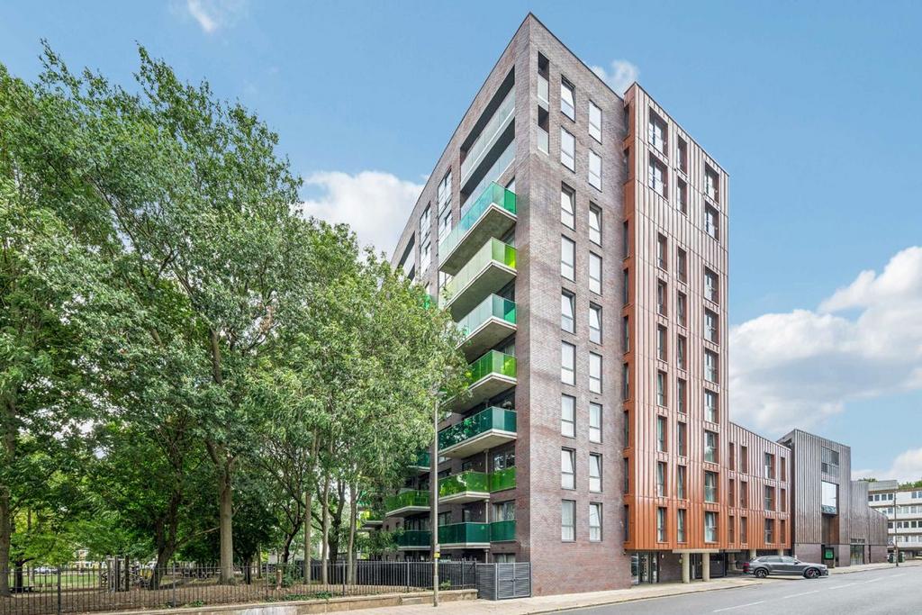 Sw11 Plough Road, London SW11 2 bed flat - £525,000