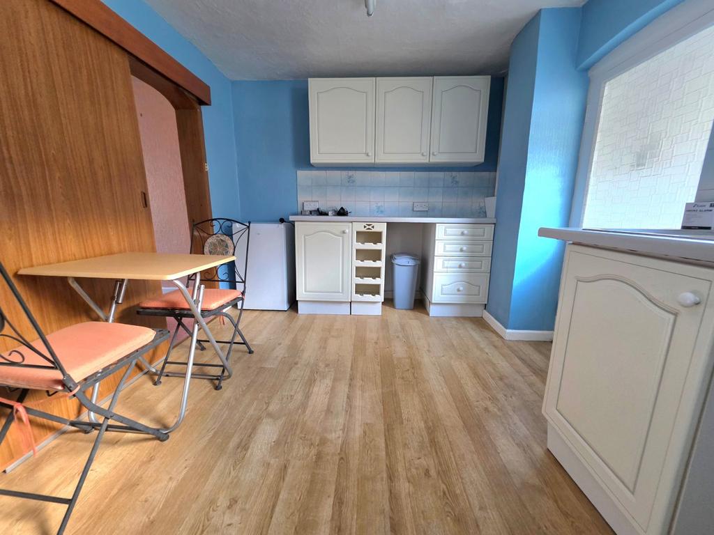Kitchen/B'fast Room