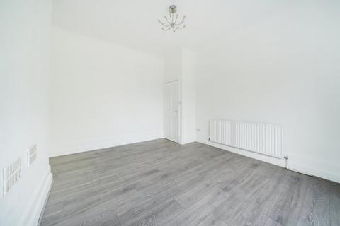 2 bedroom flat for sale, Catford Hill, London, SE6