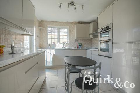 18 Brooklands Square, Canvey Island, SS8 0LE
