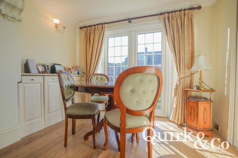 18 Brooklands Square, Canvey Island, SS8 0LE