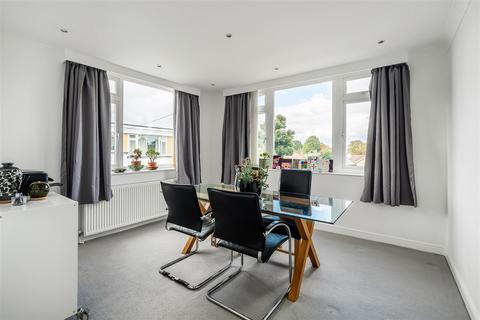 67, Sandown Lodge Avenue Road, Epsom, KT18 7QU