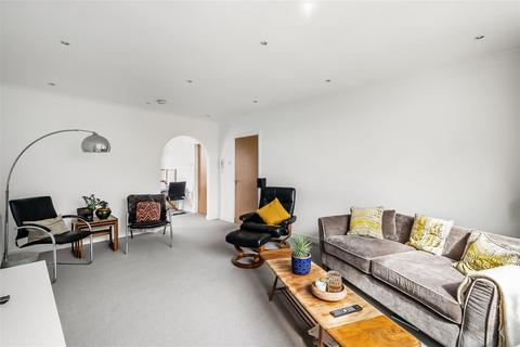 67, Sandown Lodge Avenue Road, Epsom, KT18 7QU