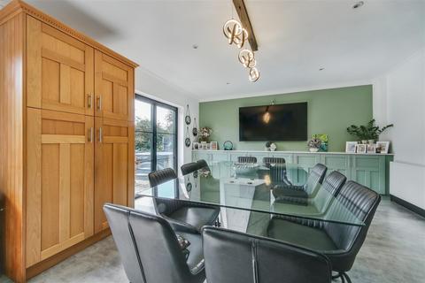 4 bedroom detached house for sale, Oakridge Avenue, Radlett WD7